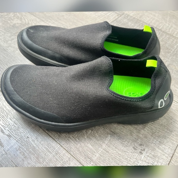 Oofos WOMEN'S OOMG EEZEE LOW
SHOE - BLACK
$129.95 Size 9 - Picture 1 of 7